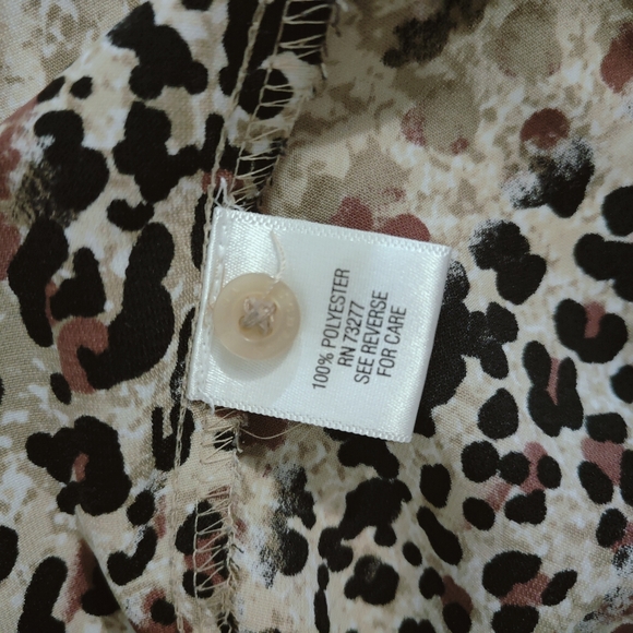 Dana Buchman Blouse In XL. Collared, Button Up, Leopard Print, Short Sleeves - Picture 6 of 8